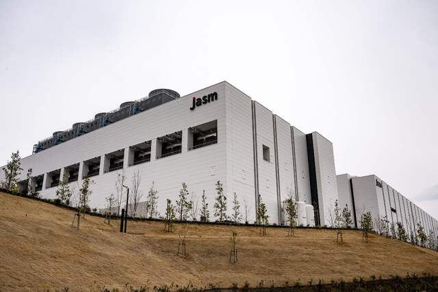 24일 준공식을 앞둔 TSMC 일본 구마모토 1공장. 공장 외벽에는 TSMC의 일본 현지법인명인 ‘jasm’이라는 간판이 걸려 있다. [AFP]