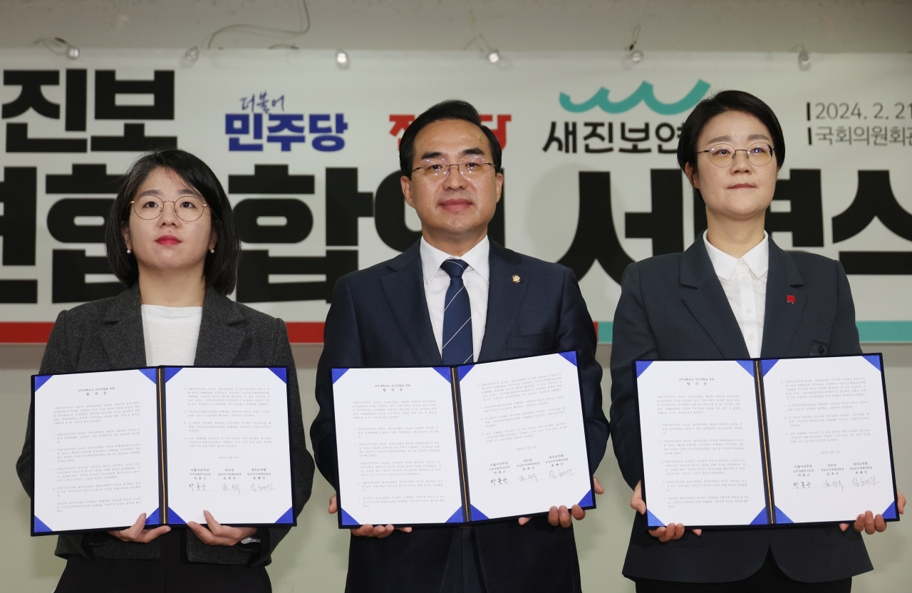 21일 국회 의원회관에서 열린 민주개혁진보 선거연합 합의 서명식에서 박홍근 민주당 민주연합추진단장(가운데), 윤희숙 진보당 상임선거대책위원장(오른쪽), 용혜인 새진보연합 상임선거대책위원장이 포즈를 취하고 있다. [연합]