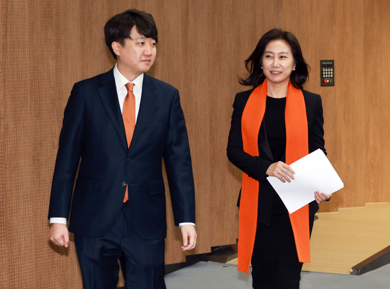 개혁신당 이준석 정강정책위원장과 허은아 창당준비위원장이 18일 국회 소통관에서 기업 및 교통 관련 정강정책을 발표한 뒤 밖으로 나서고 있다. [연합]