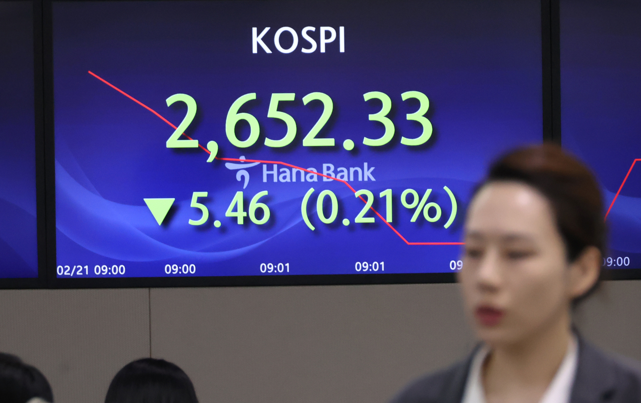 21일 서울 명동 하나은행 본점 딜링룸에서 직원들이 증시와 환율을 모니터하고 있다. 이날 코스피는 전장보다 0.87포인트(0.03%) 내린 2,656.92에 개장해 2,650대에서 보합세를 보이고 있다. [연합]