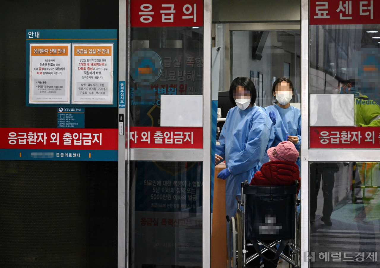 이른바 ‘빅5’ 병원의 전공의들이 집단으로 병원 현장을 떠나면서 ‘의료대란’이 현실로 나타난 가운데 21일 오전 서울 시내 한 대형병원 응급실이 환자와 의료진이 대화하고 있다. 이상섭 기자