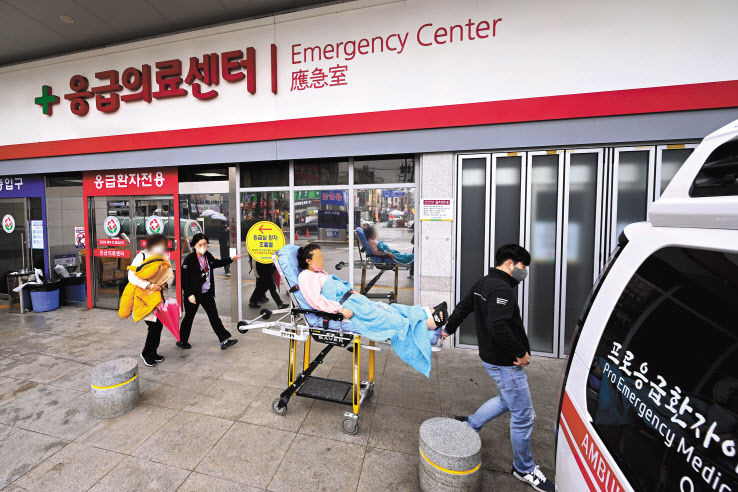 전공의 집단 행동 여파가 이어지고 있는 21일 오전 광주 동구 전남대병원 응급실에서 입원 환자가 전원되고 있다. [뉴시스]
