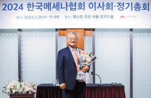윤영달 크라운해태제과 회장이 지난 20일 한국메세나협회 제12대 회장에 취임한 후 기념촬영을 하고 있다 .