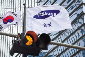 이재용 삼성전자 회장의 삼성그룹 경영권 승계 관련 부당합병·회계부정 혐의 1심 선고 공판이 열리는 5일 오전 서울 서초구 삼성전자 사옥의 모습 [연합]