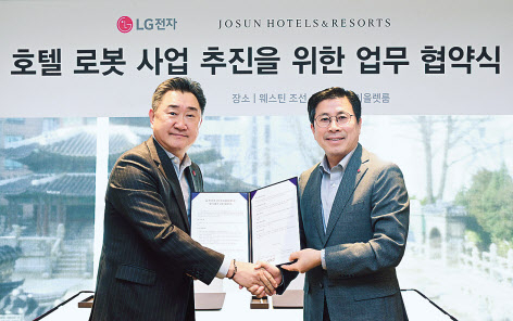이주희(왼쪽) 조선호텔앤리조트 대표이사와 장익환 LG전자 BS사업본부장 [LG전자 제공]