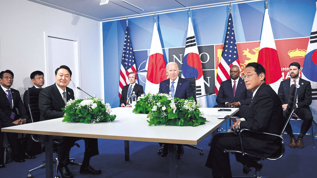 윤석열(왼쪽부터) 대통령, 조 바이든 미국 대통령, 기시다 후미오(岸田文雄) 일본 총리가 지난해 6월 북대서양조약기구(NATO·나토) 정상회의 참석을 계기로 한·미·일 3국 정상회담을 하고 있는 모습 [CNN]