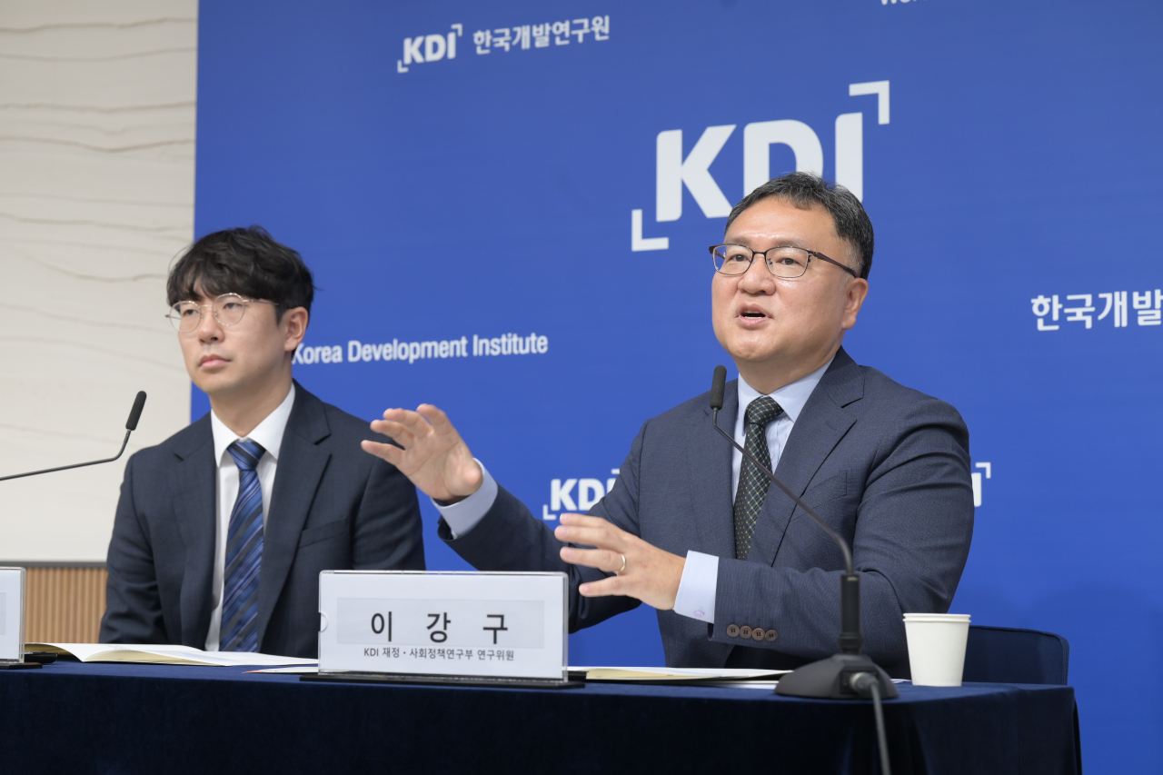 이강구 KDI 재정·사회정책연구부 연구위원이 21일 정부세종청사에서 열린 KDI 포커스 ‘국민연금 구조개혁 방안’ 브리핑에서 발언하고 있다. [KDI]