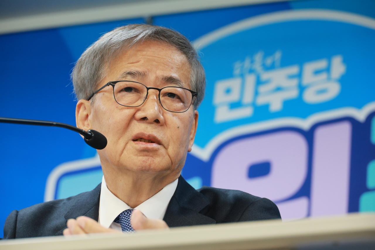 임혁백 더불어민주당 공천관리위원장이 21일 오전 서울 여의도 더불어민주당 중앙당사에서 공천심사결과를 발표하고 있다. [연합]