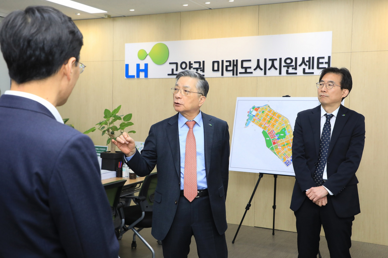 이한준 한국토지주택공사(LH) 사장이 21일 경기도 고양시 일산동구에 위치한 '미래도시 지원센터'에서 운영 현황을 점검하고 있다. [한국토지주택공사]