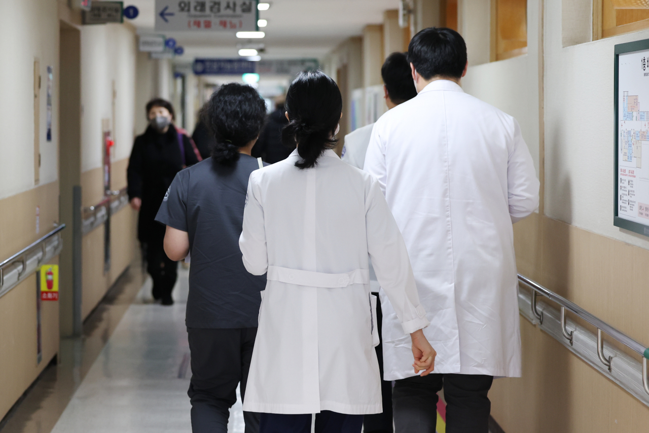전공의 집단이탈이 시작된지 이틀째인 21일 광주 동구 조선대병원에서 의료진들이 복도를 지나고 있다. 연합뉴스
