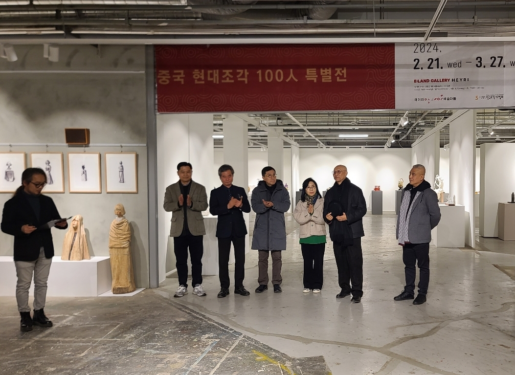 한국조각가협회 이후창(왼쪽부터) 사무국장, 이랜드문화재단 박병율 대표, 헤이리예술마을 박관선 이사장,한국조각가협회 이수웅 이사, 한국조각가협회 김정희 이사장, 중국 조각가협회 쩡천강 회장, 중국 조각가협회 짜이칭시 부회장. [이랜드문화재단 제공]