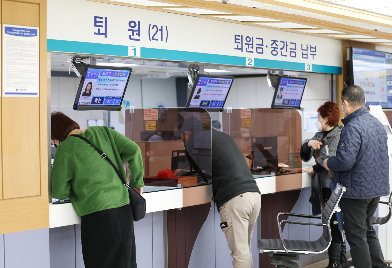 전공의 집단이탈이 시작된지 이틀째인 21일 광주 동구 조선대병원에서 환자 보호자들이 퇴원 수속을 밟고 있다. [연합]