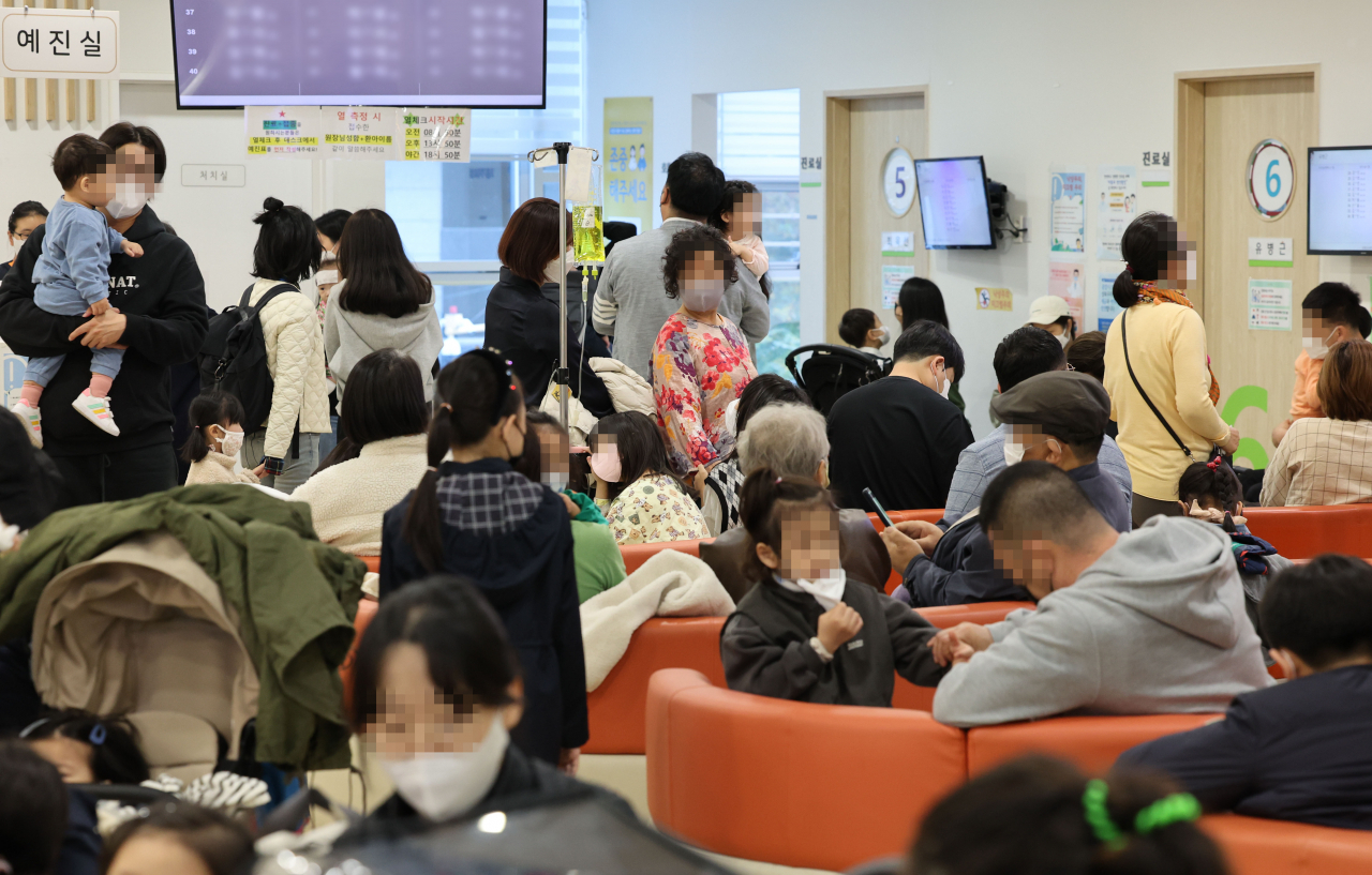 환자들로 가득 찬 소아청소년과. 늘 환자들로 북적이지만, 낮은 정책 수가 탓에 전국적으로 소아과 폐업이 줄을 잇고 있다. 최근 5년간 폐업한 소아과는 662곳으로 서울에선 2017년 521곳이던 소아과가 456곳으로 줄었다. [연합]