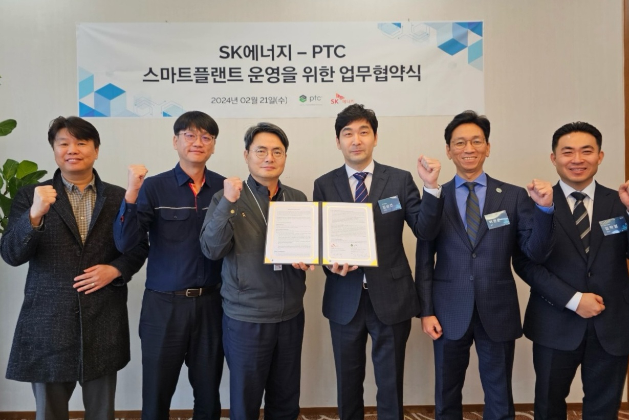 서관희(왼쪽 세번째) SK에너지 기술·설비본부장과 김상건 PTC코리아 지사장 등 양사 관계자가 MOU 체결 후 기념촬영을 하고 있다. [SK이노베이션 제공]