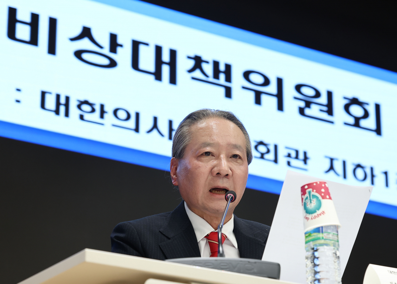 주수호 대한의사협회 비상대책위원회 언론홍보위원장이 21일 오후 서울 용산구 대한의사협회 회관에서 의협 비대위 정례브리핑을 하고 있다. [연합]