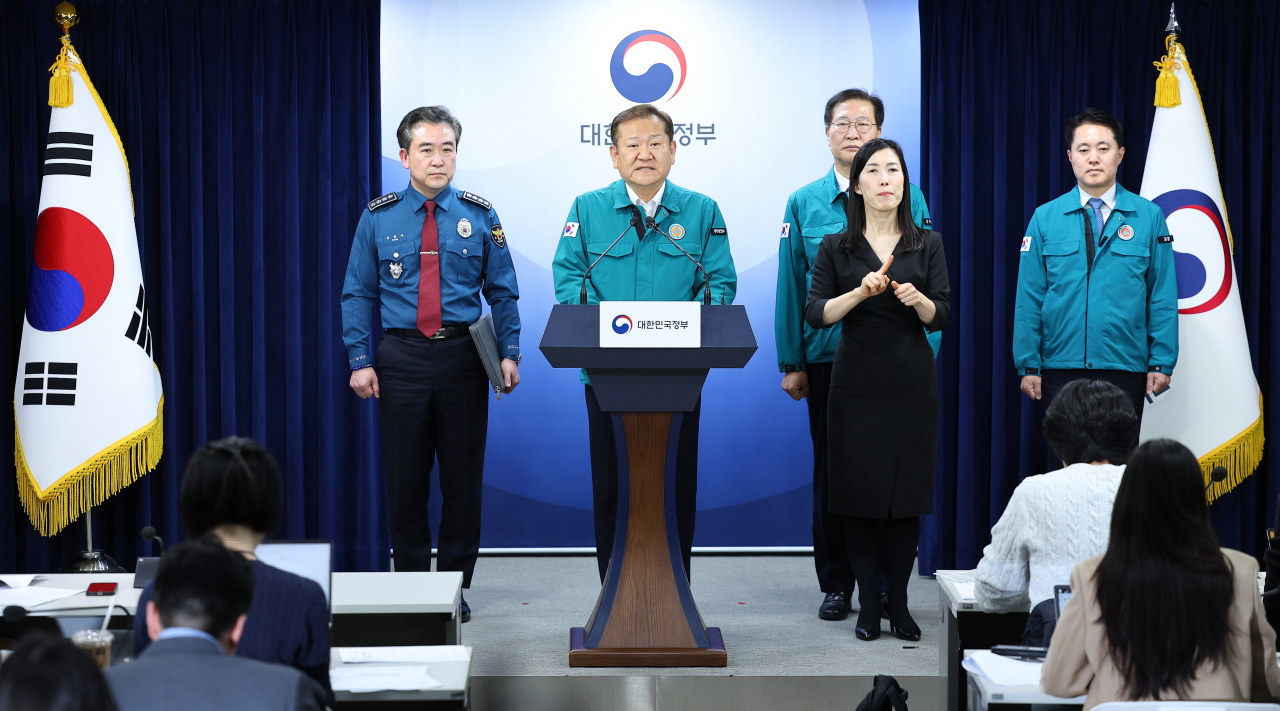이상민 행안부 장관이 21일 오후 정부서울청사 브리핑룸에서 의료계 집단행동 관련 관계부처 합동브리핑을 하고 있다. [연합]