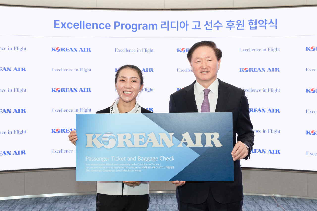 우기홍(오른쪽) 대한항공 대표이사 사장과 프로골퍼 리디아 고 선수가 기념촬영을 하는 모습. [대한항공 제공]