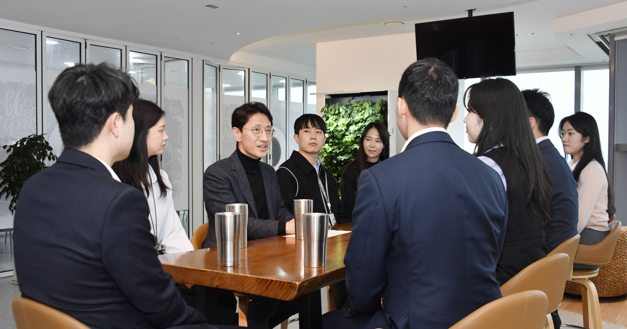 김윤상 기획재정부 차관이 21일 오후 부산 남구 소재 문현금융단지에서 열린 '공공기관 청년직원 간담회'에 참석, - 청년직원들의 애로사항을 청취하고 있다. [기획재정부]