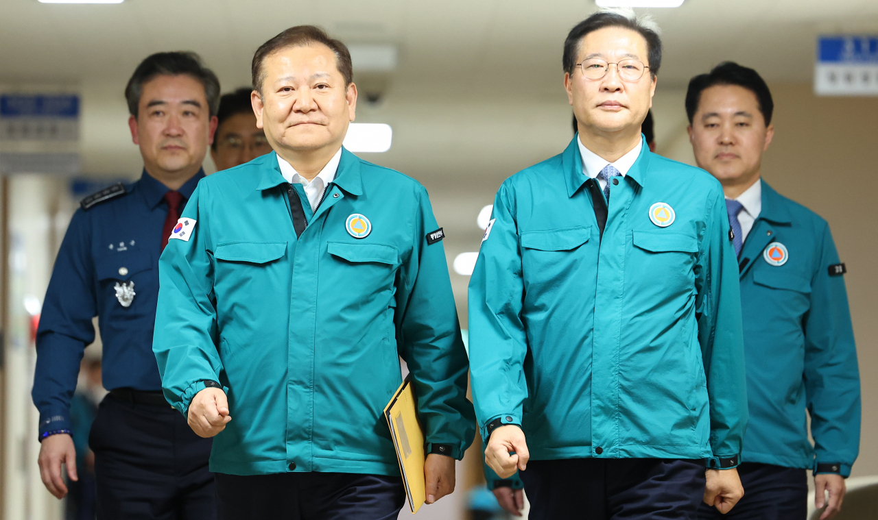 박성재 법무부 장관과 이상민 행안부 장관이 21일 오후 의료계 집단행동 관련 관계부처 합동브리핑을 위해 정부서울청사 브리핑룸으로 향하고 있다. 왼쪽부터 윤희근 경찰청장, 이상민 행안부 장관, 박성재 법무부 장관, 신자용 대검찰청 차장 검사. [연합]