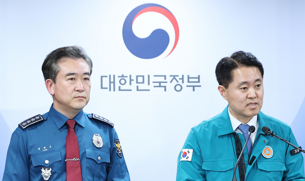 윤희근(왼쪽부터) 경찰청장과 신자용 대검찰청 차장검사가 21일 오후 정부서울청사 브리핑룸에서 의료계 집단행동 관련 관계부처 합동브리핑 후 진행된 질의응답 시간에 취재진 질문에 답하고 있다. [연합]