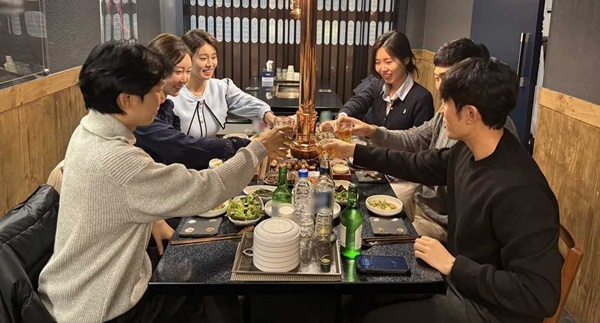 격주 4일 근무제 도입 이후 광양제철소 직원들이 식당에서 회식을 하고 있다. [포스코 제공]
