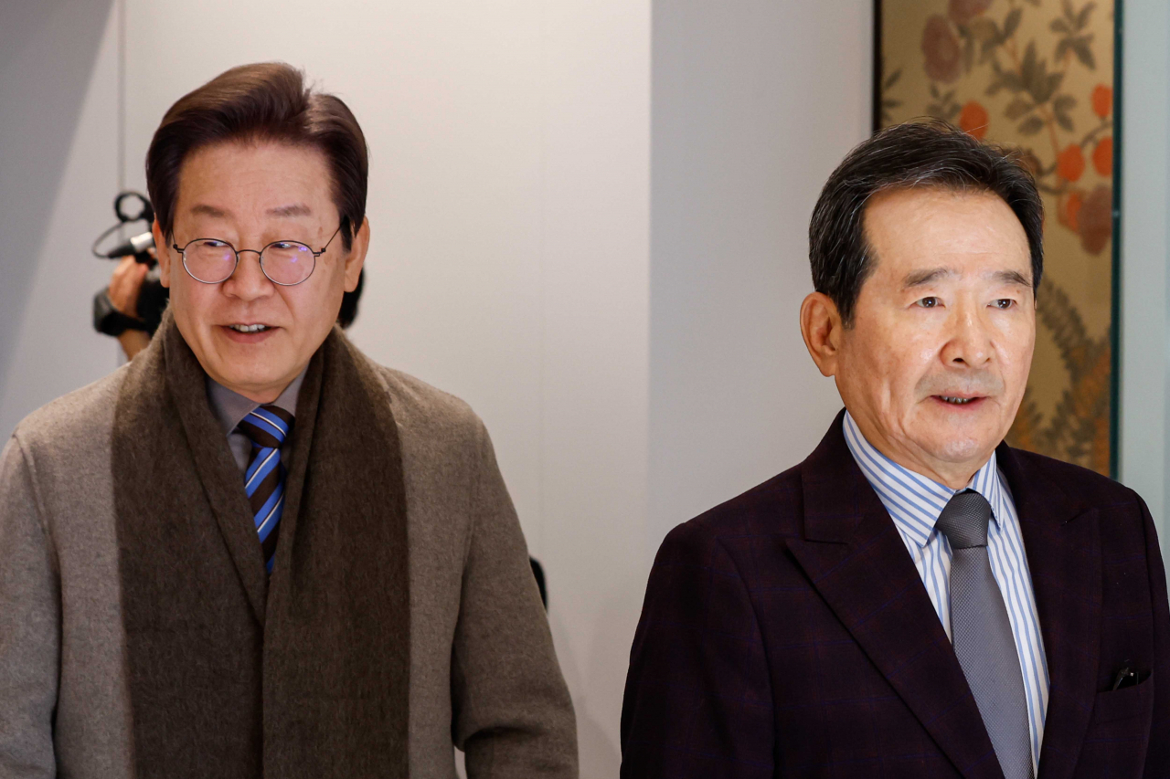 이재명(왼쪽) 더불어민주당 대표와 정세균 전 국무총리가 지난해 12월 28일 서울 종로구의 한 음식점에서 오찬 회동을 하는 모습. [연합]