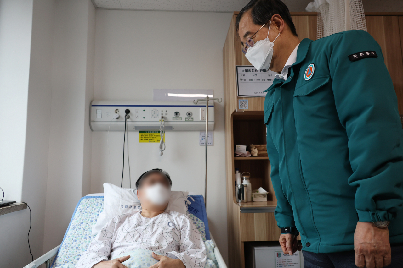 한덕수 국무총리가 21일 오후 서울 송파구 국립경찰병원을 찾아 환자를 위문하고 있다.[연합]