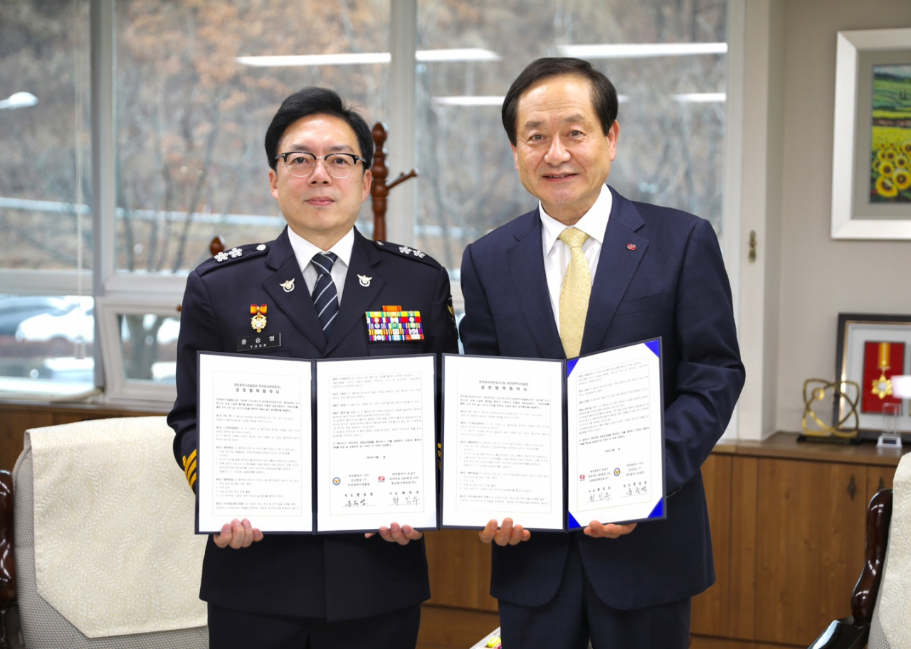 한전원자력연료와 대전경찰청이 국가중요시설 드론 테러 위협 대비 상호협력 업무협약을 체결했다. 최익수(오른쪽) 한전원자력연료 사장과 윤승영 대전경찰청장이 협약서를 들어 보이고 있다.[한전원자력연료 제공]
