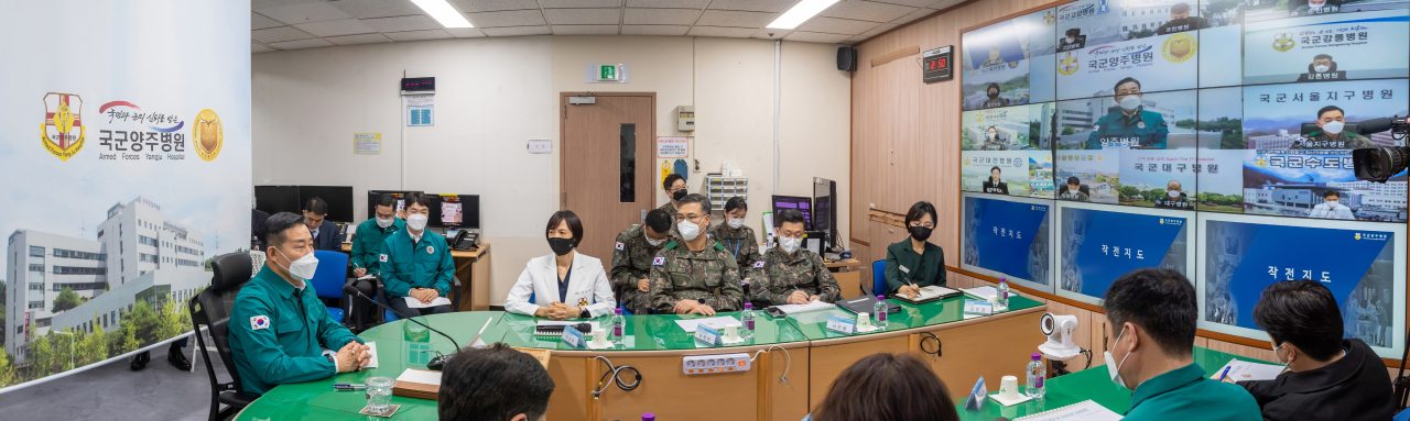 21일 국군양주병원을 방문한 신원식 국방부 장관이 응급실에서 국군양주병원장으로부터 민간인 환자 응급실 방문 시 진료 절차에 대한 보고를 받고 있다. [국방부 제공]