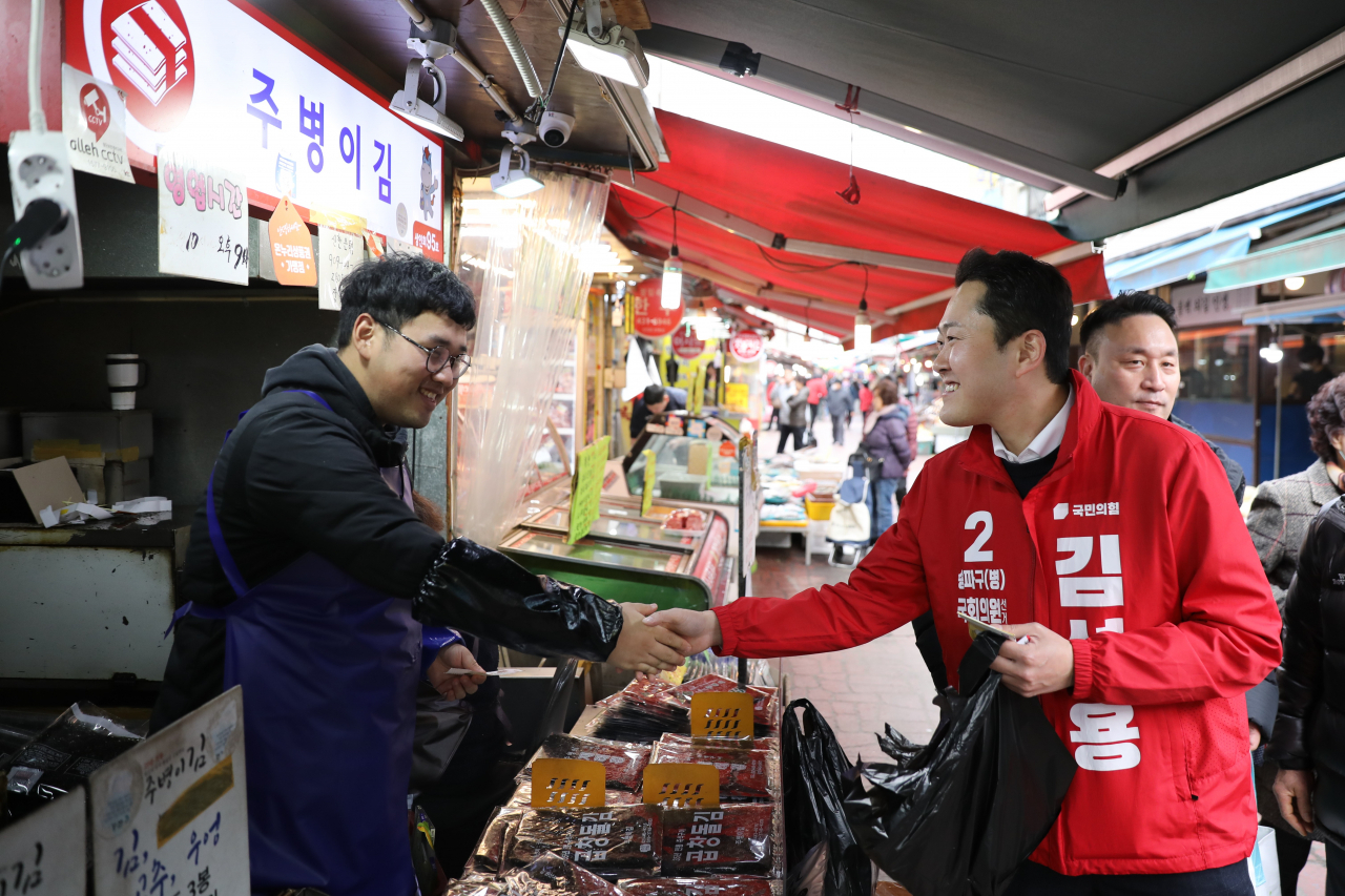 선거운동을 하는 김성용 국민의힘 송파병 예비후보. [캠프 제공]