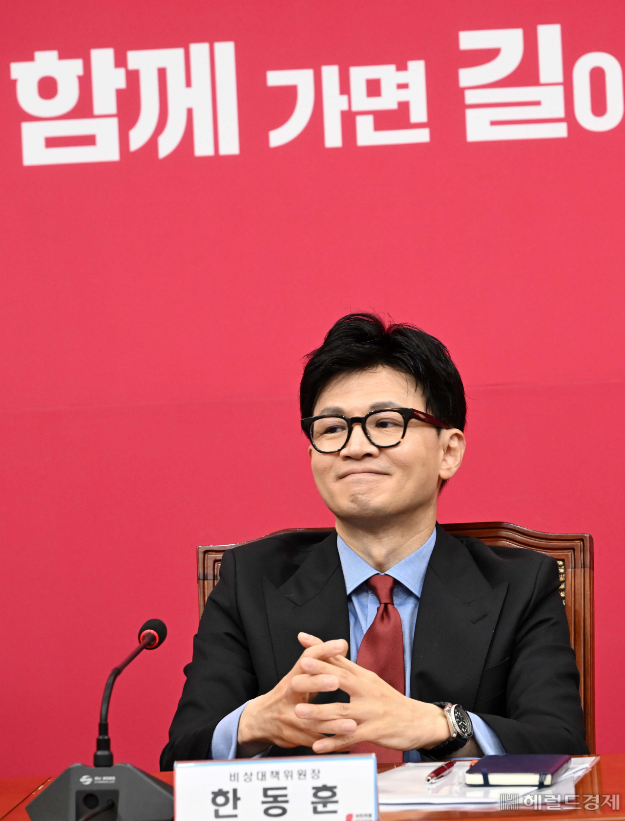 한동훈 국민의힘 비상대책위원장이 지난달 오전 서울 여의도 국회에서 열린 비상대책위원회의에 참석해 윤재옥 원내대표의 발언을 듣고 있다. [이상섭 기자]