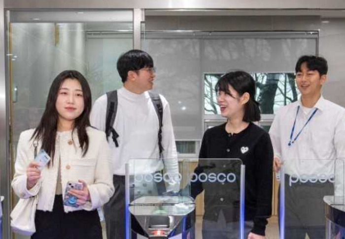 쉬는 금요일을 앞둔 지난 15일 저녁, 광양제철소 직원들이 퇴근하고 있다. [포스코 제공]