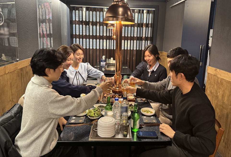 쉬는 금요일인 지난 16일 저녁, 광양제철소 MZ세대 직원들이 지역 식당에서 모임을 열고 있다. [포스코 제공]