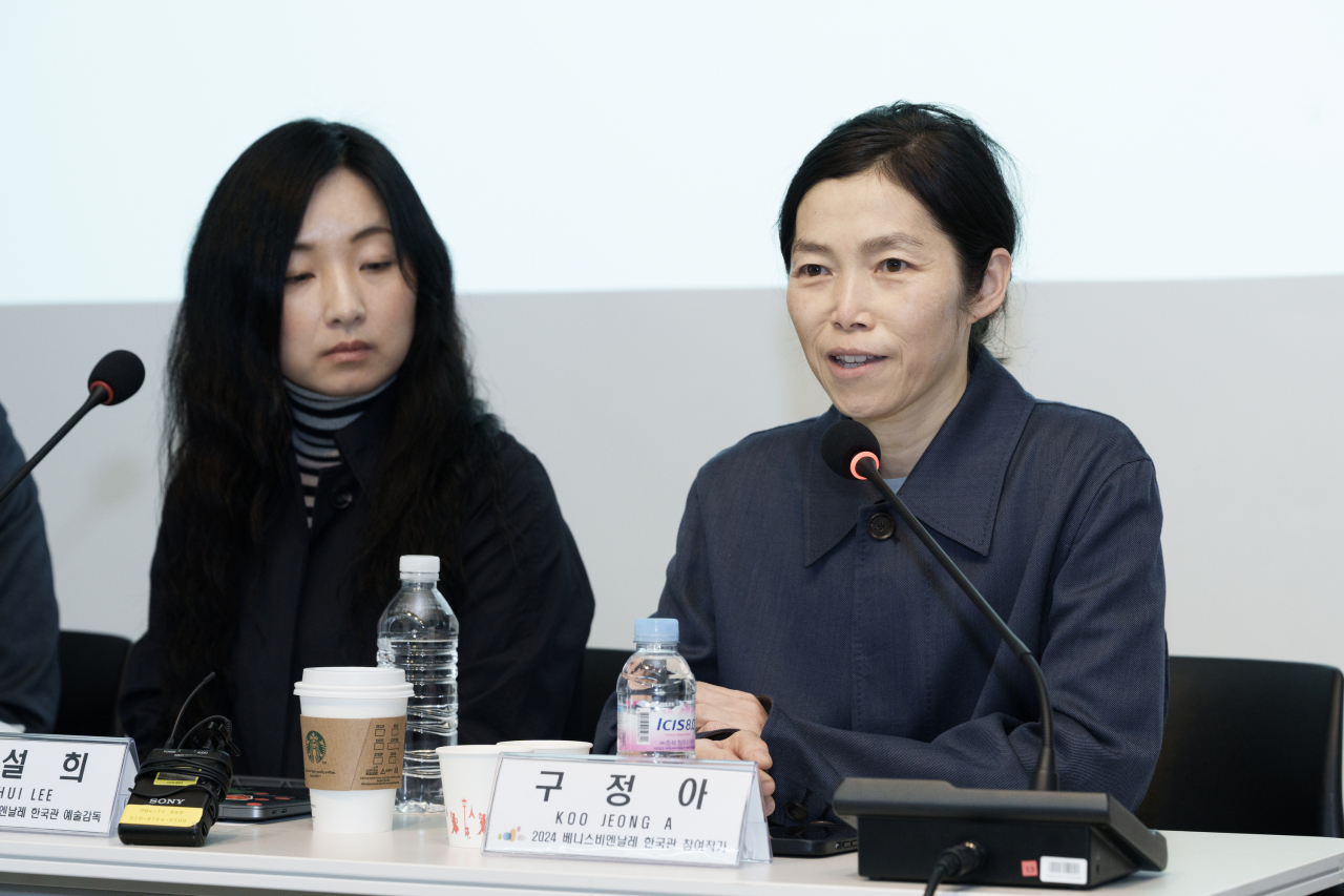 21일 서울 종로구 아르코미술관에서 열린 제60회 베니스 비엔날레 한국관 전시 기자간담회에서 구정아 대표작가가 전시구상에 대해서 말하고 있다. [한국문화예술위원회 제공]