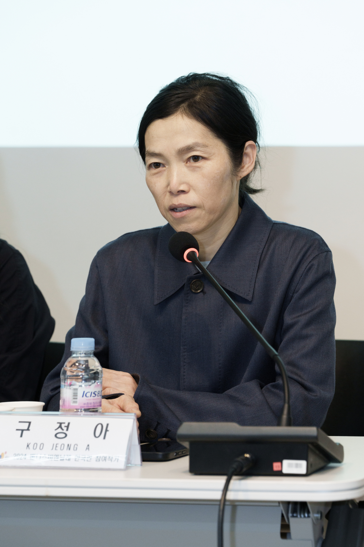 21일 서울 종로구 아르코미술관에서 열린 제60회 베니스 비엔날레 한국관 전시 기자간담회에서 구정아 대표작가가 전시구상에 대해서 말하고 있다. [한국문화예술위원회 제공]