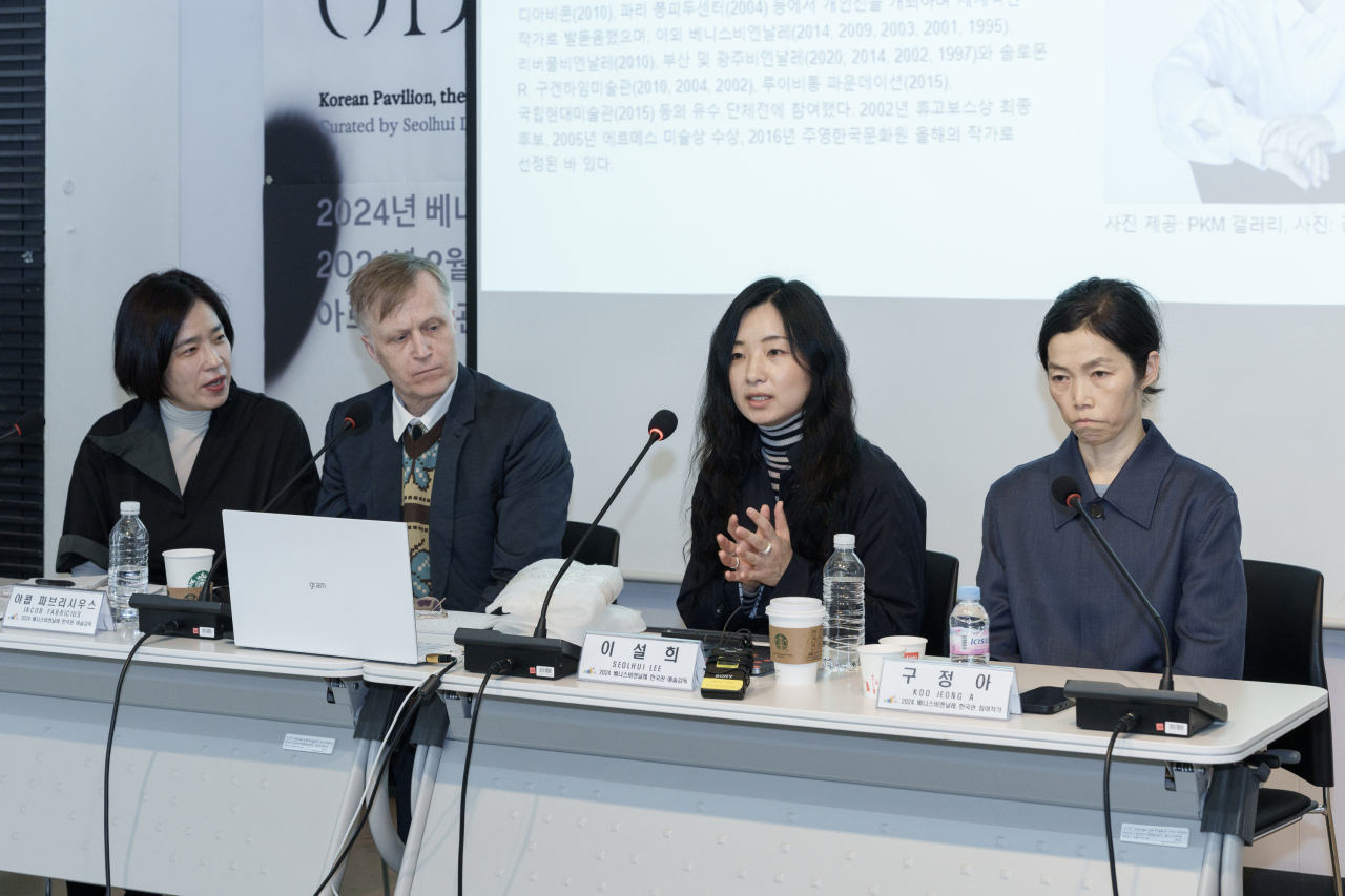 제60회 베니스 비엔날레 한국관 공동 예술감독인 이설희 쿤스트할 오르후스 수석 큐레이터가 전시기획에 대해서 설명하고 있다. [한국문화예술위원회 제공]