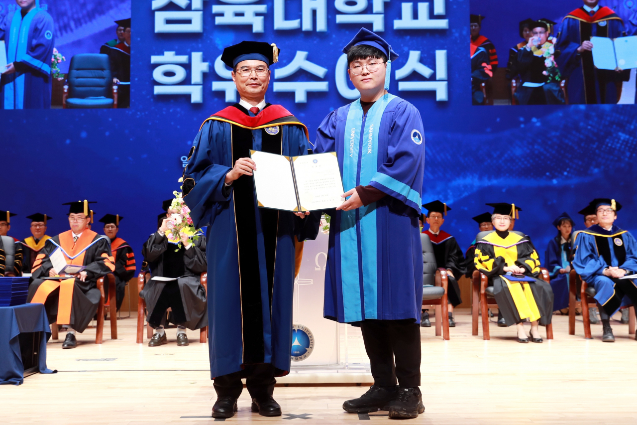 삼육대 2023학년도 전기 학위수여식에서 중증 청각장애인 함승우 (23)씨가 졸업장을 받고 있다. [삼육대 제공]