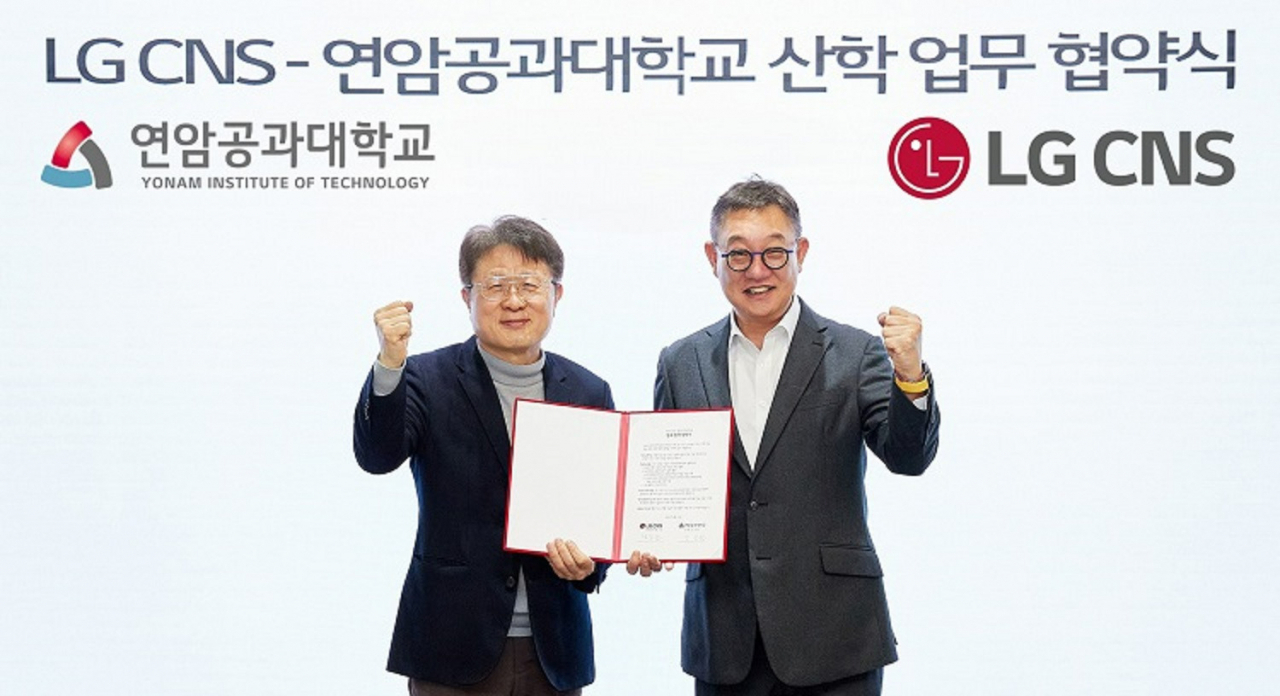 지난 21일 마곡 LG사이언스파크에서 진행된 LG CNS와 연암공과대학교의 업무협약식에서 현신균(오른쪽) LG CNS 대표이사와 안승권 연암공과대학교 총장이 기념촬영을 하고 있다. [LG CNS 제공]