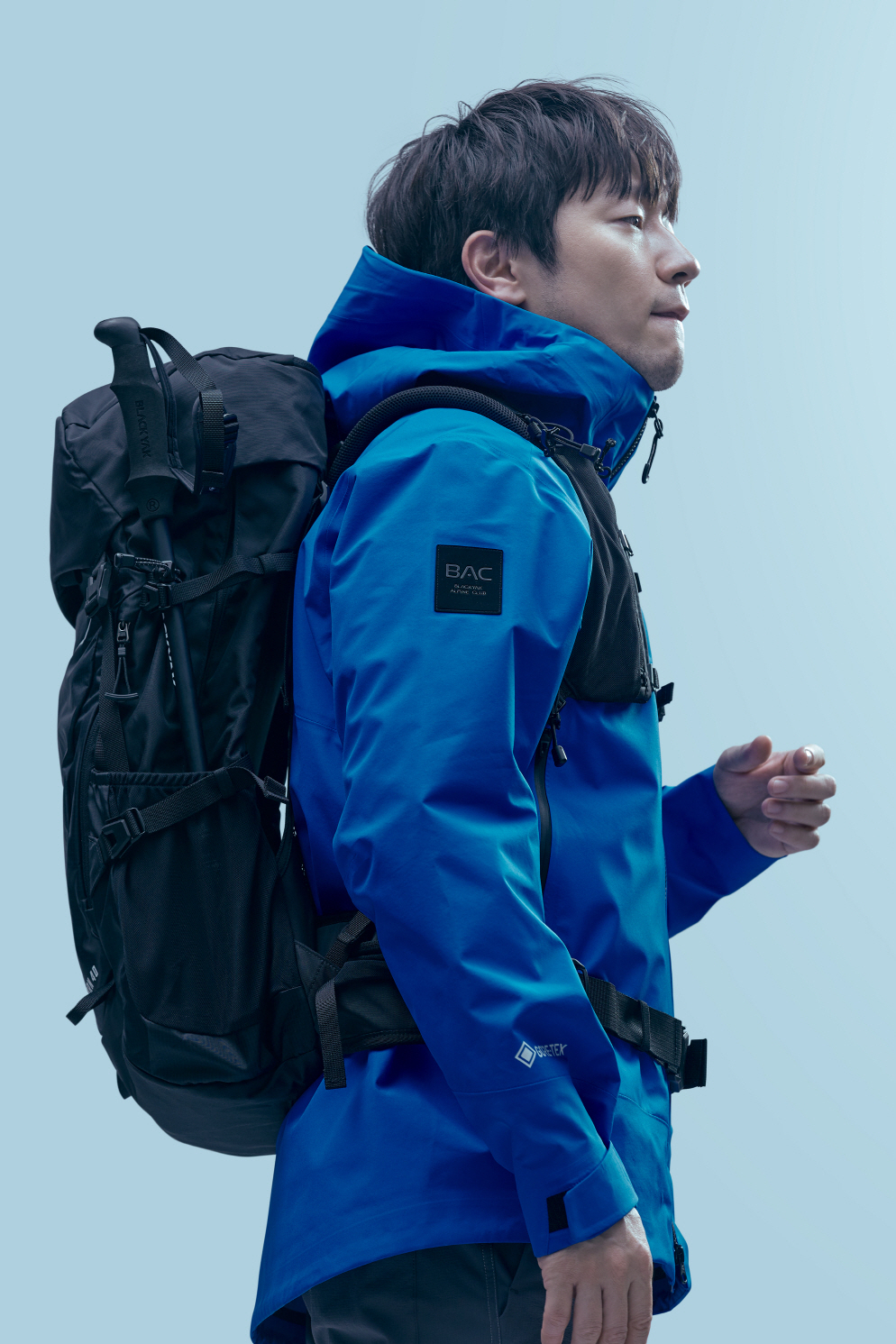 블랙야크 2024 봄 화보 ‘노카엔 GTX 3L 자켓’. [블랙야크 제공]