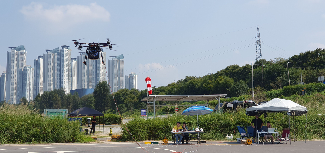 고흥 드론센터에서 공중 이동체 기반 비지상 5G 통신 인프라 기술을 시연하고 있다.[ETRI 제공]