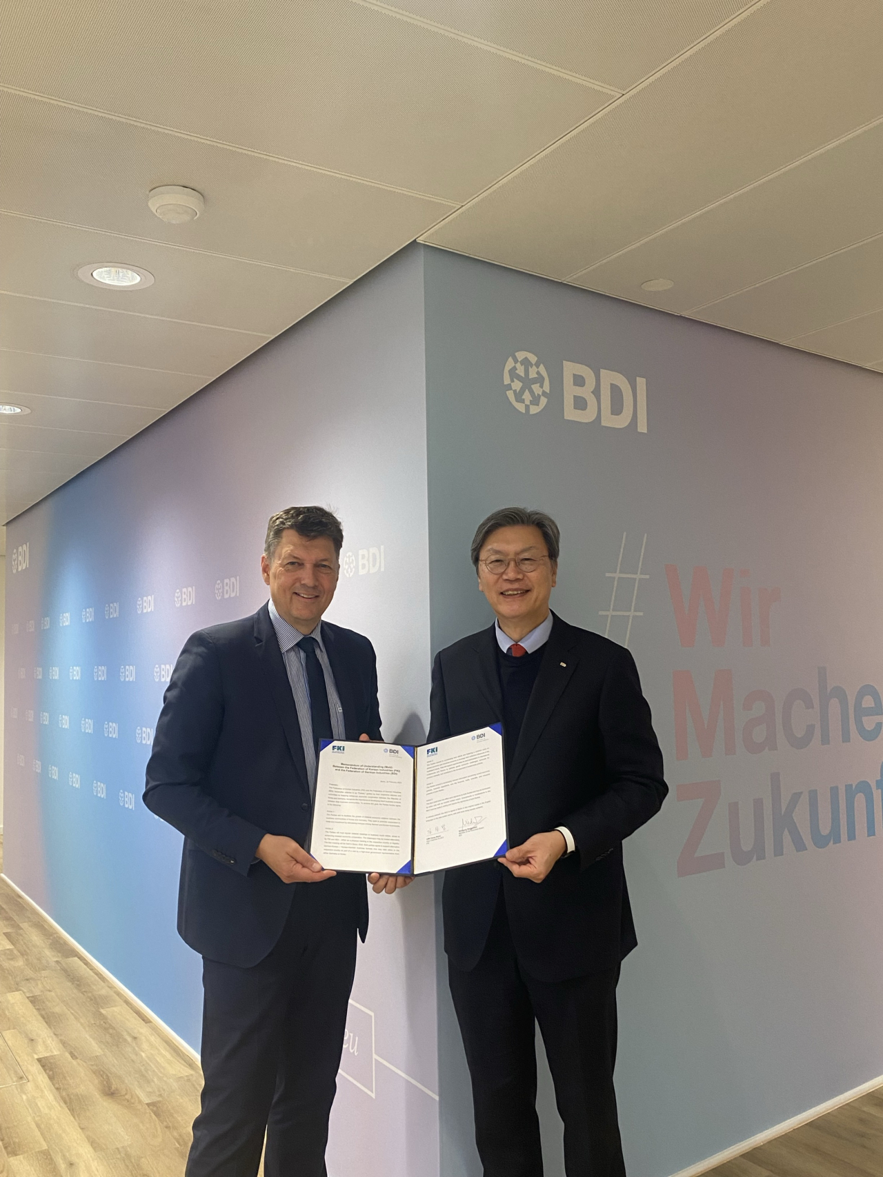 김창범(오른쪽) 한국경제인협회 상근부회장과 볼프강 니더마르크 BDI(독일경제인협회) 이사가 업무협약(MOU) 체결 후 기념촬영을 하고 있다. [한국경제인협회 제공]
