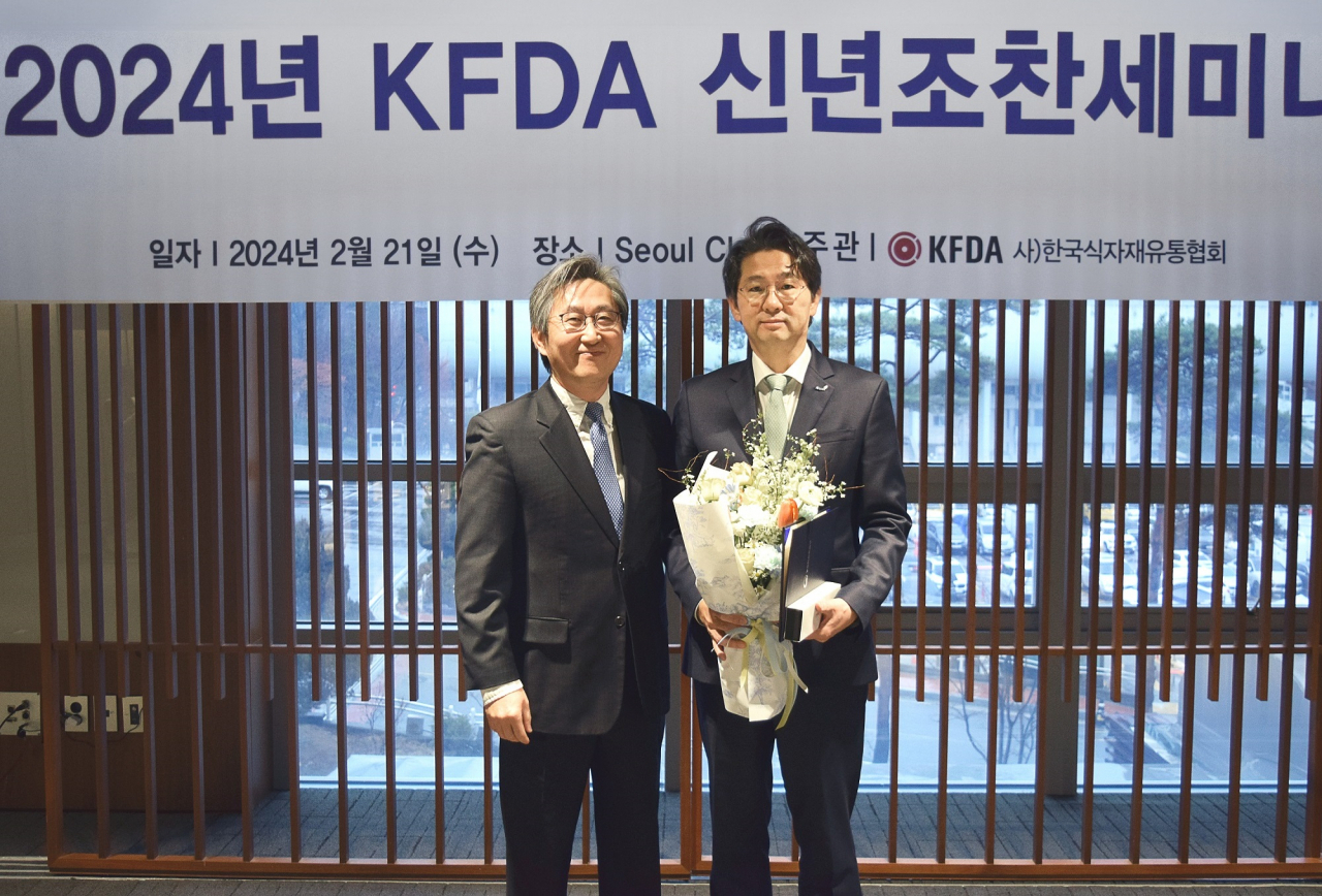 지난 21일 열린 한국식자재유통협회 신년 세미나에서 정문목(오른쪽) 동원홈푸드 대표가 양송화 한국식자재유통협회장과 기념촬영을 하고 있다. [동원홈푸드 제공]
