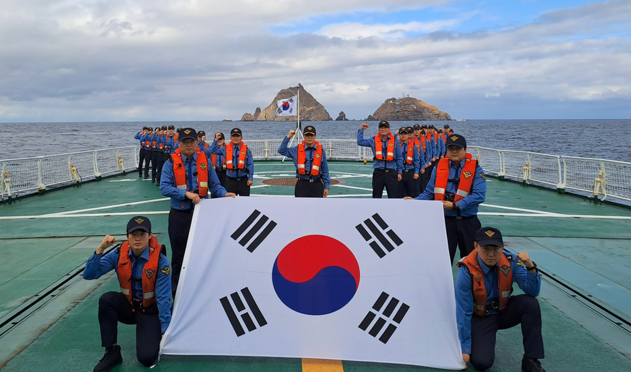 8일 독도와 동해(바다)를 경비 중인 동해해양경찰서 독도경비함 3007함에서 승조원들이 민족 대명절 설날을 맞아 함상 차례를 지낸 뒤 해양영토 주권수호를 다짐하고 있다. 2024. 2. 8 [동해해경]