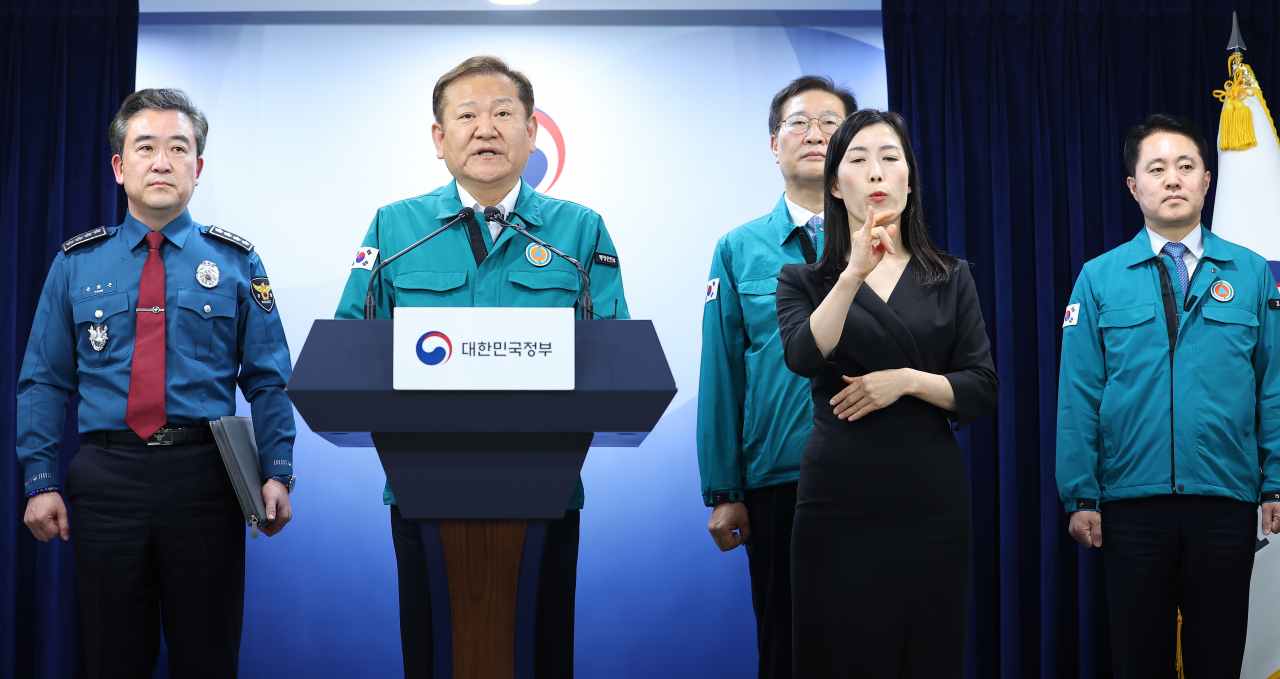 이상민 행안부 장관이 21일 오후 정부서울청사 브리핑룸에서 의료계 집단행동 관련 관계부처 합동브리핑을 하고 있다. 단상 왼쪽부터 윤희근 경찰청장, 이상민 행안부 장관, 박성재 법무부 장관, 신자용 대검찰청 차장 검사. [연합]