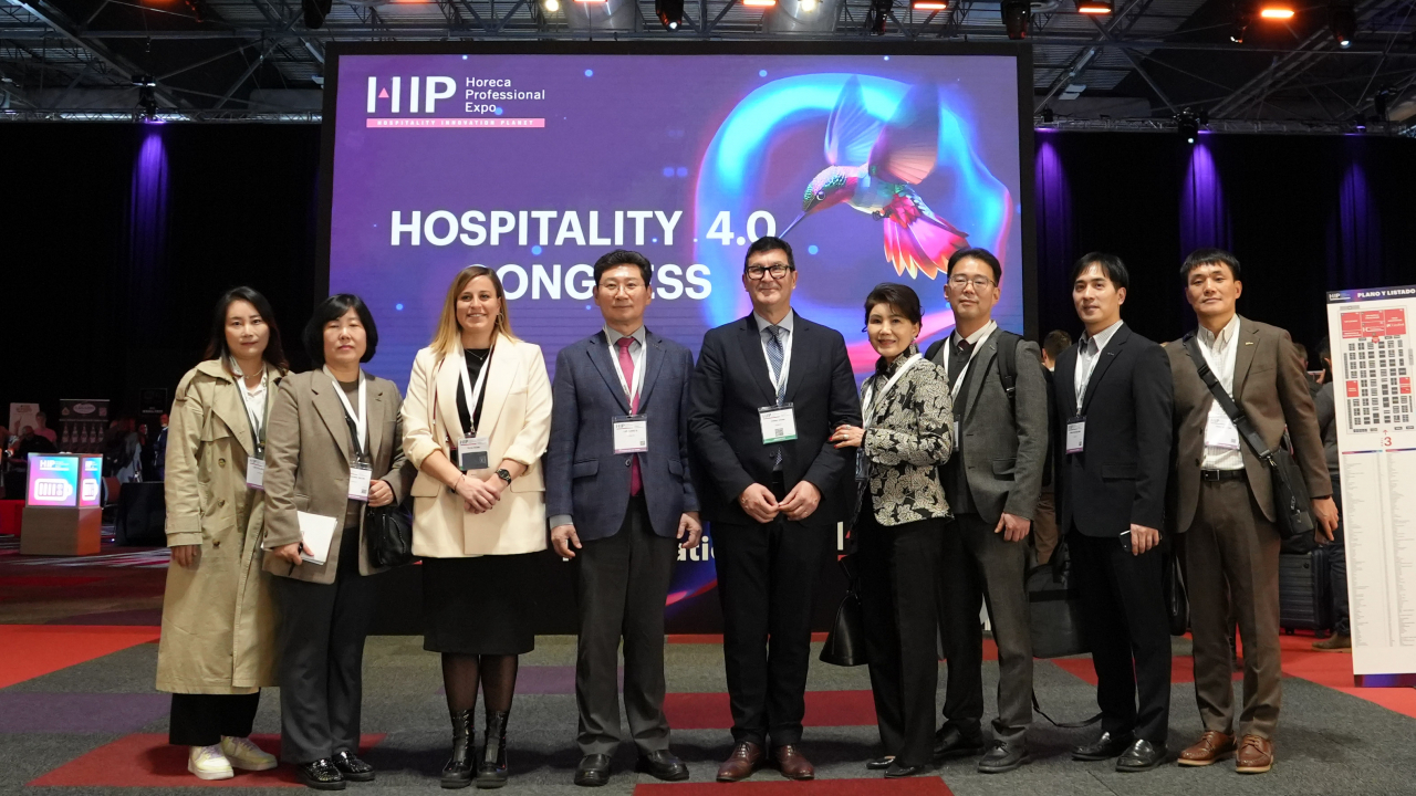 이상일 용인특례시장을 비롯한 용인특례시 참관단 일행이 21일 스페인 마드리드 HIP 박람회장에서 주관사인 NEBEXT 관계자들과 기념촬영을 하고 있다.[용인시 제공]