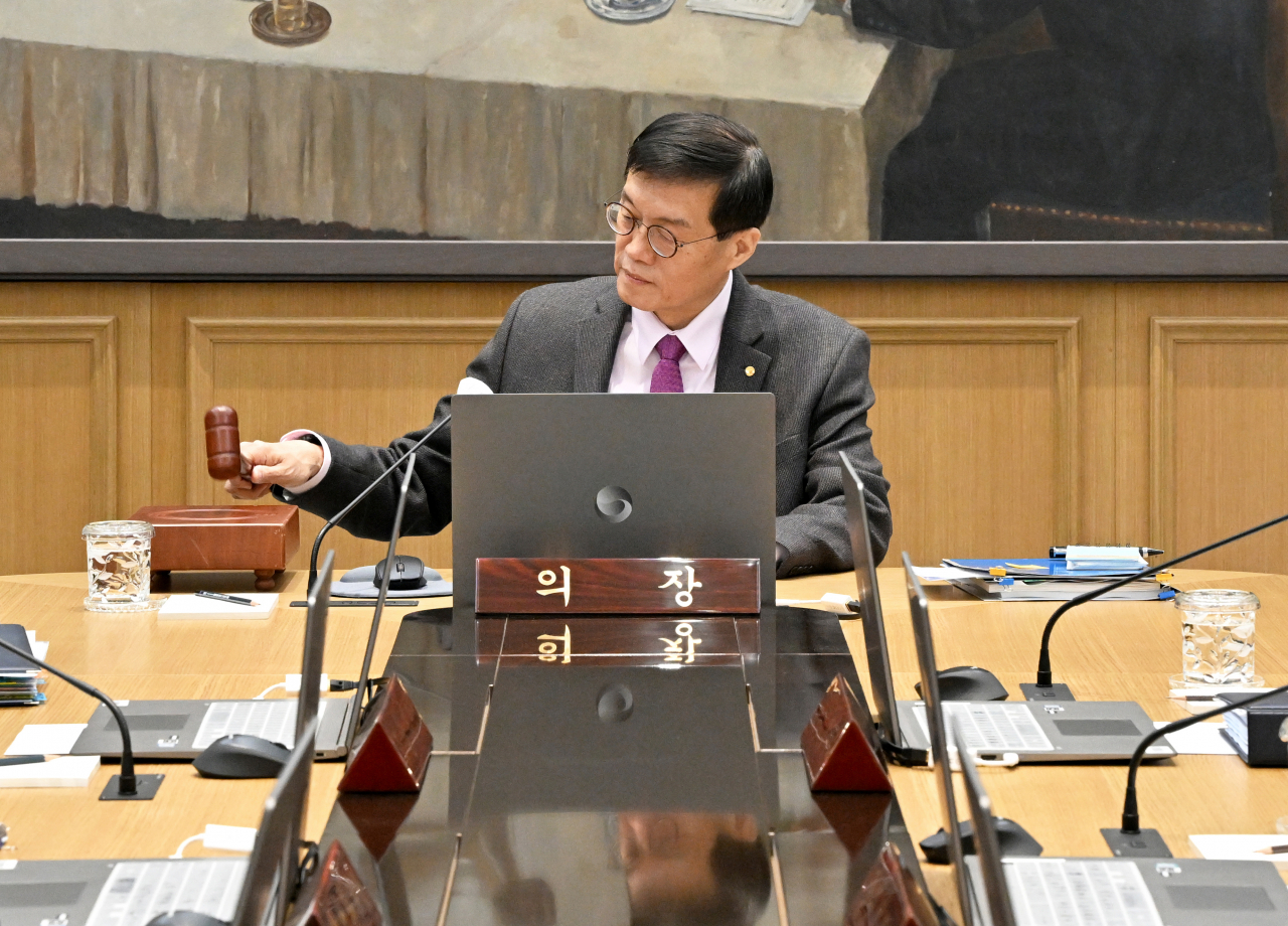 이창용 한국은행 총재가 22일 오전 서울 중구 한국은행에서 열린 금융통화위원회에서 의사봉을 두드리고 있다. [연합]