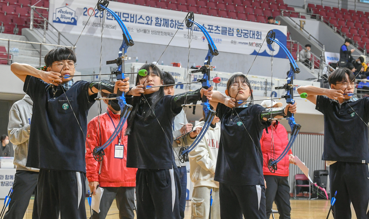 현대모비스가 지난해 12월 충남 천안 남서울대학교에서 개최한 ‘학교스포츠클럽 양궁대회’에서 참가 학생들이 활시위를 당기고 있다. [현대모비스 제공]