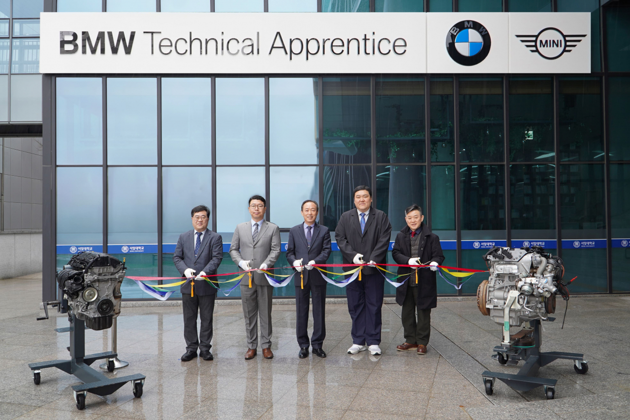 서일대 스마트자동차공학과 학과장 안영명(왼쪽부터) 교수, BMW 그룹 코리아 트레이닝아카데이 총괄 김연태 팀장, 서일대학교 오선 총장, 산학협력처장 박준규 교수, 입학홍보처장 신동인 교수가 기념 촬영을 하는 모습. [BMW 그룹 코리아 제공]