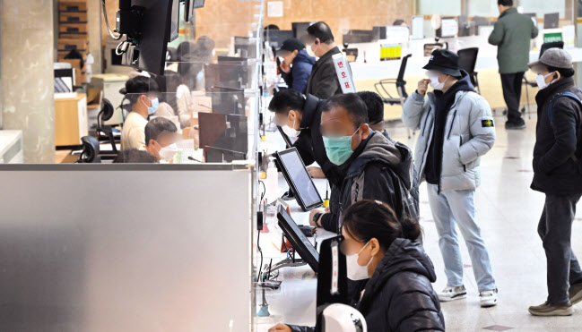 정부가 전공의 집단 이탈에 따른 의료공백을 막기 위해 군 병원과 공공의료기관을 민간에 개방했다. 22일 오전 서울 송파구 경찰병원을 찾은 시민들이 진료를 기다리고 있다. 임세준 기자