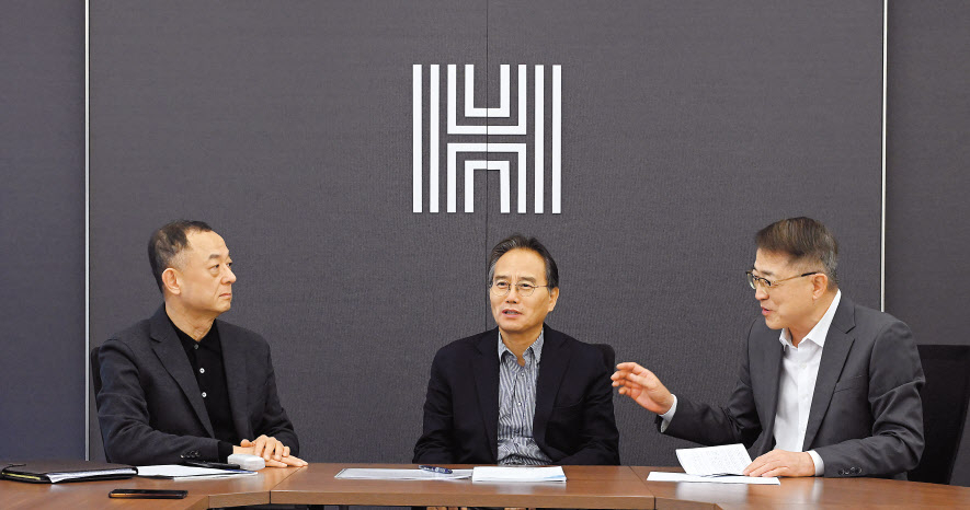 15일 서울 용산구 헤럴드스퀘어 대회의실에서 열린‘ 가스시장 발전방안 좌담회’에서 정용헌(왼쪽부터) 아주대 교수, 조성봉 숭실대 교수, 손양훈 인천대교수는“ 체리피킹 같은 소모적 논쟁을 끝내고 LNG를 하나의 산업으로 키워 글로벌 경쟁력을 강화해야 한다”는 의견을 제시했다. 이상섭 기자